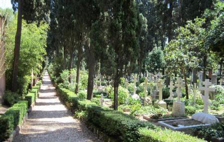 Cemeteries in Rome - Protestant cemetery path